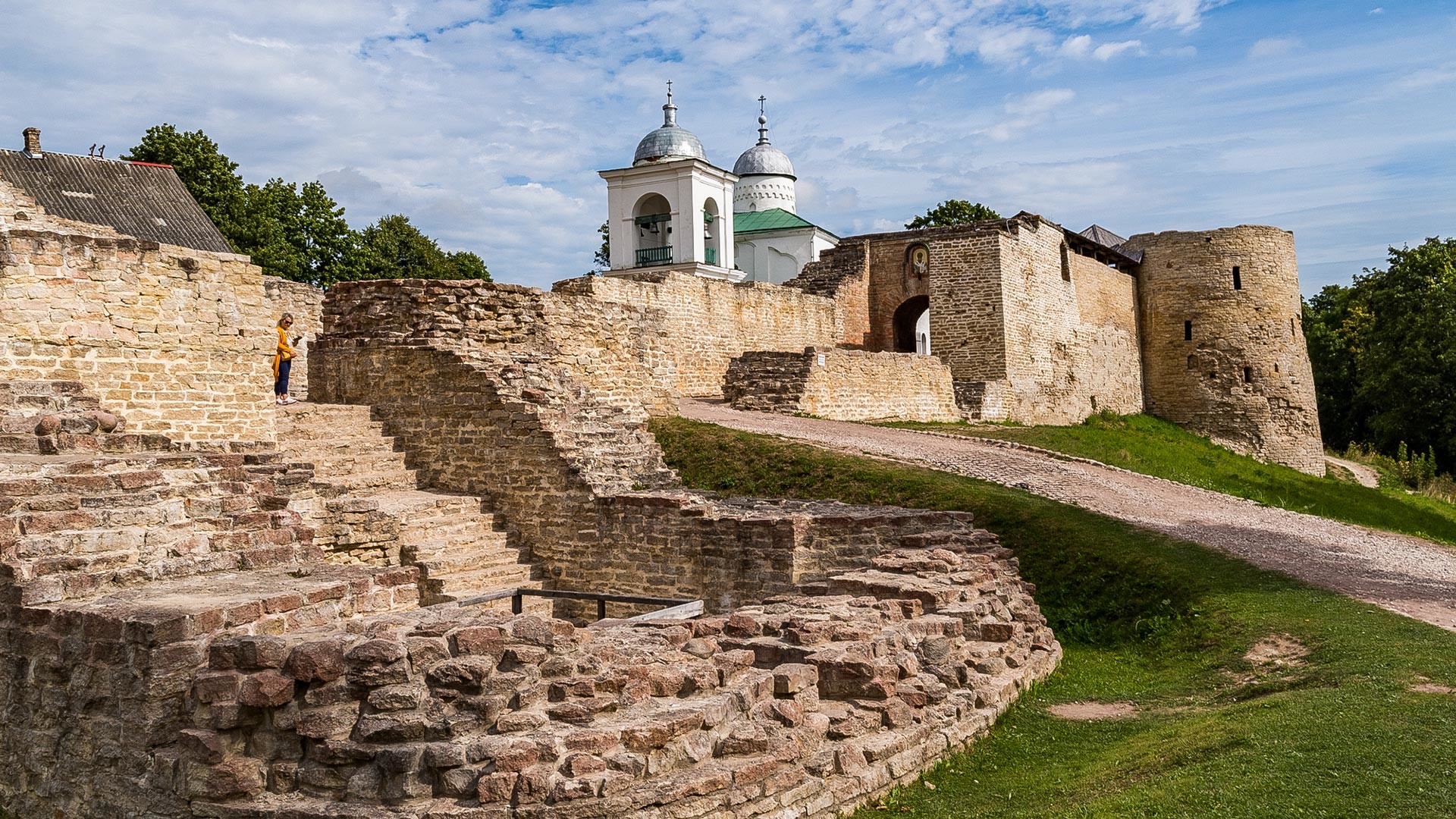 Изборск - крепость, которая спасла Россию (ФОТО)