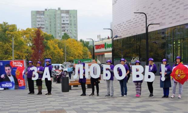 Дмитрий Певцов с добровольцами вышли на улицы СВАО с «Любовью» и «Правдой». Фото: Андрей Летов