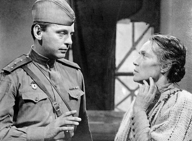 Кадр из кинофильма «Пять дней, пять ночей», 1960 год. Режиссер Лео Арнштам. Совместное производство «Мосфильм» (СССР) и ДЕФА (ГДР). Всеволод Сафонов в роли капитана Леонова и Марга Легаль в роли Луизы Ранк.