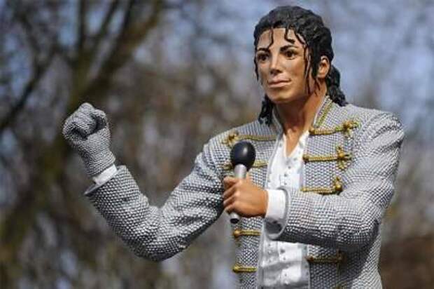 В Великобритании снесли известную статую Майкла Джексона