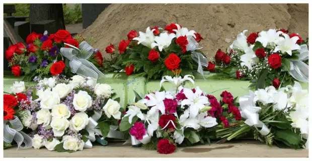 Когда убирают венки с кладбища. Какие цветы дарят на похороны. Сколько цветов дарят на похороны. Сколько цветов можно дарить на похороны. Какие цветы несут на похороны молодой девушке.