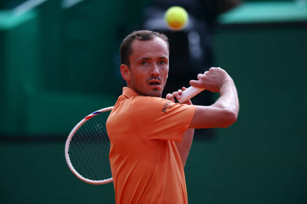 Поражение Медведева с двумя «баранками» лишило россиянина миллиона рублей