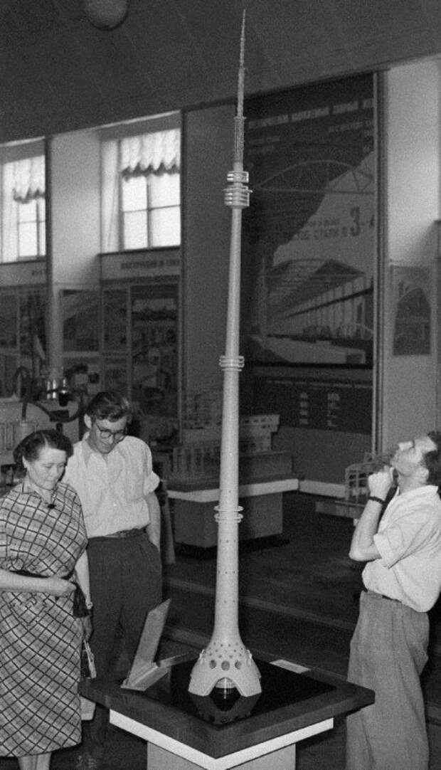 Посетители ВДНХ осматривают макет первоначального проекта Останкинской телебашни. Москва, 1960–е годы. история, люди, мир, фото