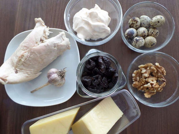 Рецепт на выходные: Закуска из курицы с черносливом, сыром и грецким орехом