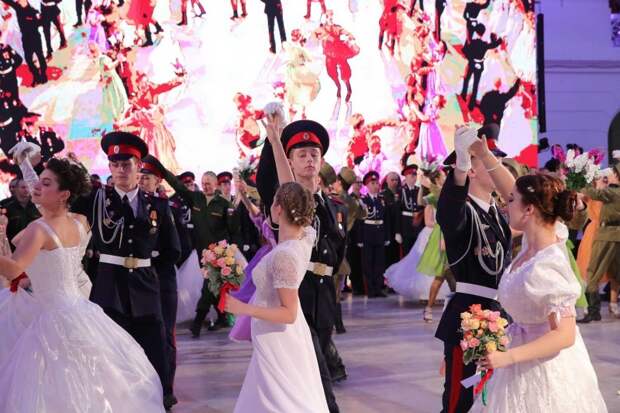 Британцы назвали Россию впечатляющей страной, увидев танцы студентов в Татьянин день  