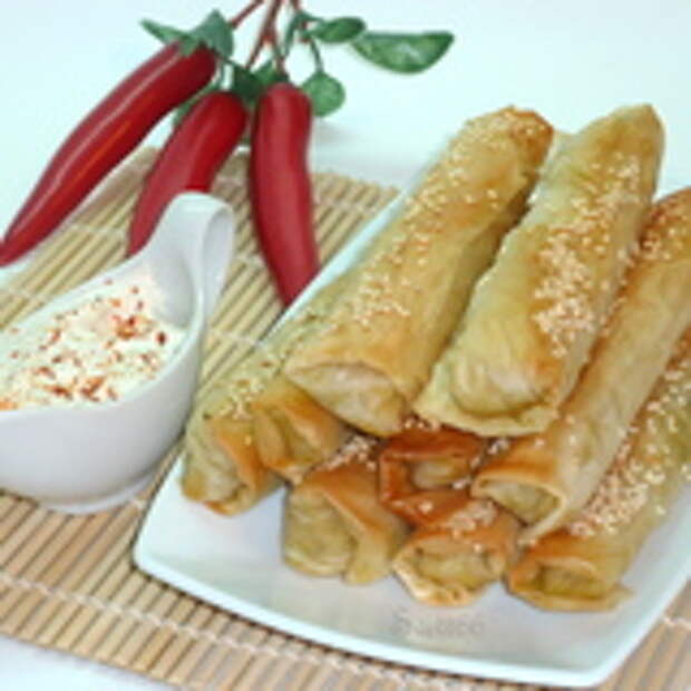 Сигариллы из теста Фило с мясным фаршем и сливочным соусом из голубого сыра