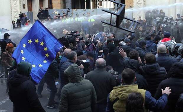 На фото: разгон демонстрантов у здания парламента Грузии, Тбилиси