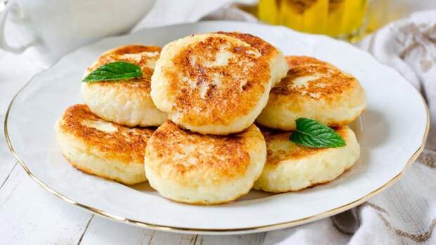 Съедят даже те, кто не любит творог: рецептов много, но эти сырники с манкой – самые удачные