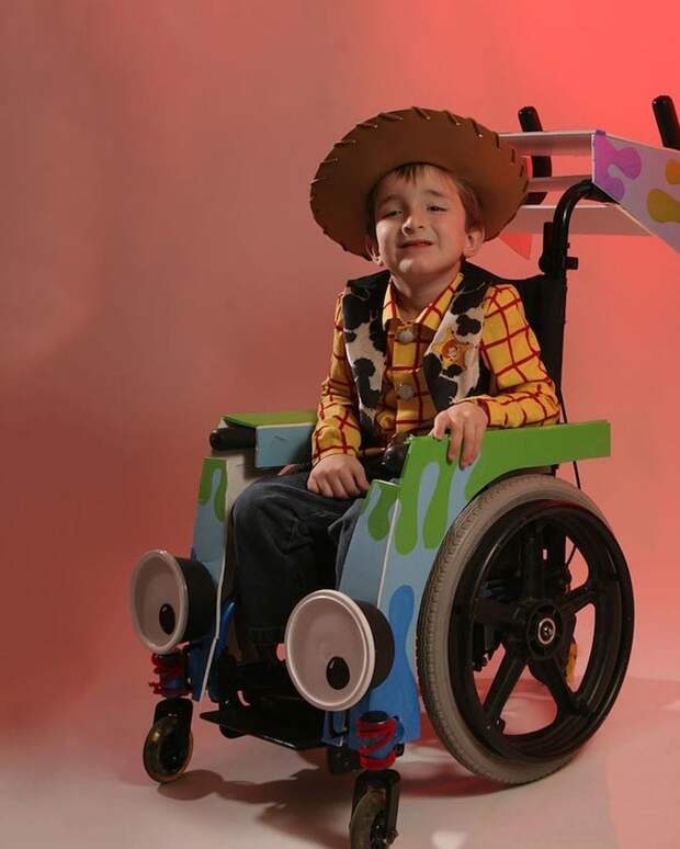 Гениальное превращение колясок детей-инвалидов в потрясные костюмы знаменитых персонажей  дети, коляска