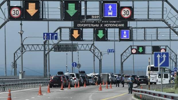 Движение транспорта по Крымскому мосту перекрыли
