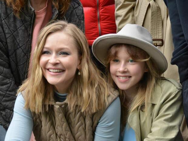 Аня Пересильд бахнула каре, как у мамы, и получила комплимент от Вани Дмитриенко