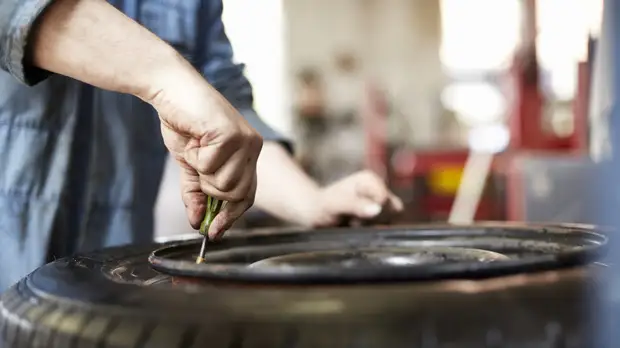 Автоэксперт Сажин рассказал, когда стоит менять зимнюю резину на летнюю