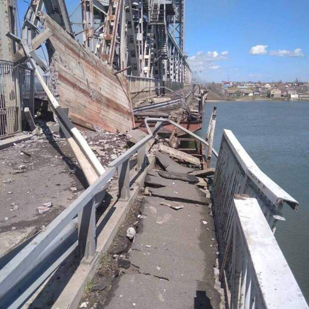 Очередной удар высокоточными ракетами не позволил властям Одессы восстановить движение по мосту через Днестровский лиман