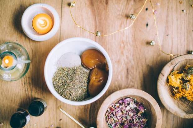 Травяные маски для лица. \ Фото: images.squarespace-cdn.com.