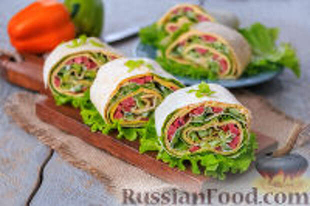 Фото к рецепту: Рулет из лаваша с сыром и колбасой