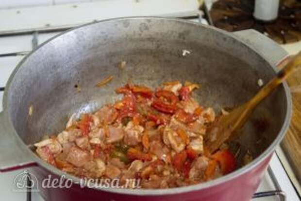 Нудли с картошкой и мясом: Добавить томатную пасту