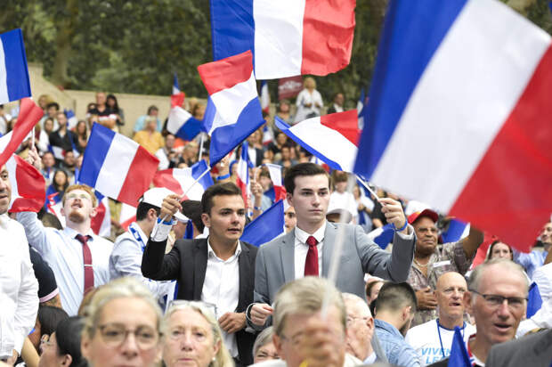 "Изгоев" продолжают "давить": С выборов во Франции снялись почти 200 депутатов-сторонников Макрона