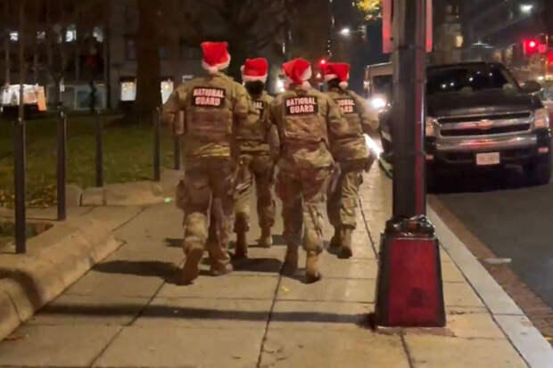 Глава Пентагона показал бойцов Национальной гвардии США в шапках Санта-Клауса