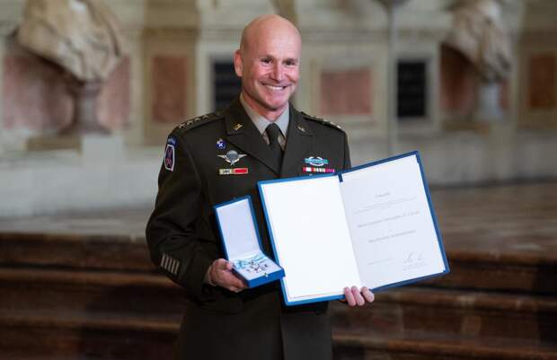 Кристофер Каволи, генерал армии США, получает баварский орден «За заслуги» от премьер-министра Баварии Сёдера
