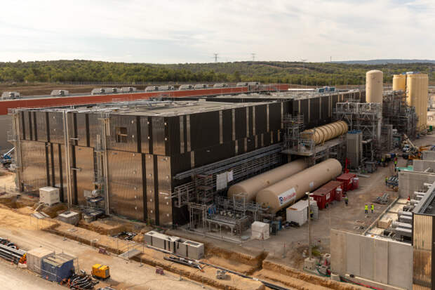 Криокомбинат ИТЭР — самый большой в мире. Газгольдеры, генераторы азота, компрессоры азота, колонны сжижения азота, компрессоры гелия, системы очистки гелия, вакуумные боксы для сжижения гелия — все это немаленькое здание обслуживает нужды сверхпроводящих магнитов токамака. У всех остальных типов электростанций в мире просто нет таких экзотических и недешевых потребностей, как жидкий гелий / ©Wikimedia Commons
