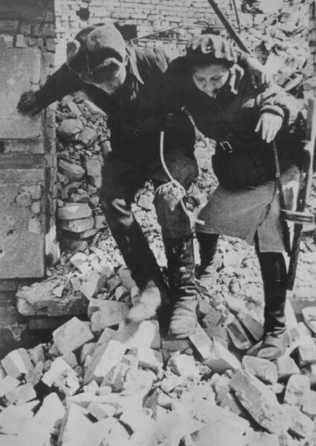Девушка-санинструктор сопровождает раненого солдата в Сталинграде