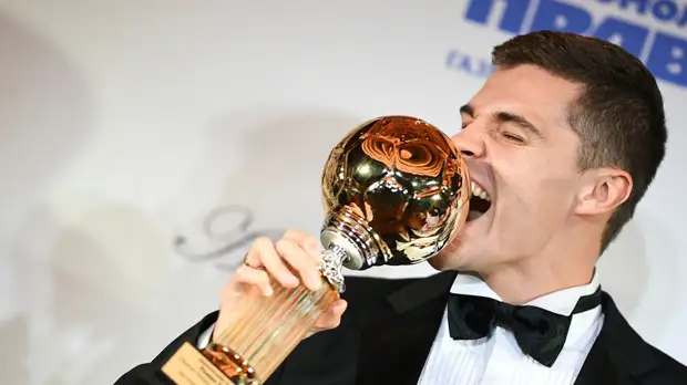 Футболисту «Спартака» Зобнину вручили награду «Джентльмен года»