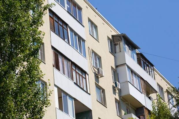 Жителей Тульской области предупредили о штрафах за захламление балконов мебелью