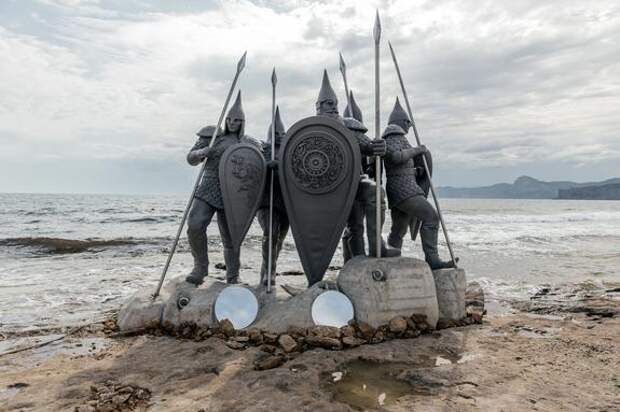 Богатыри будто боятся выходить на крымский берег