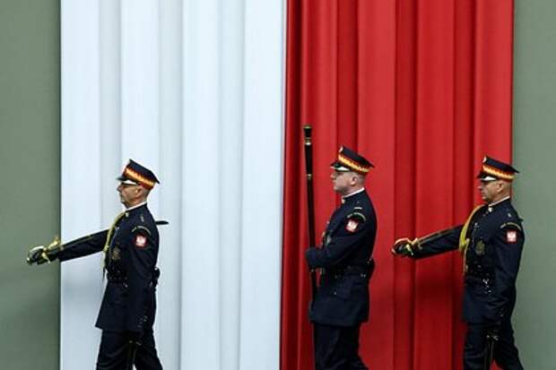 Депутат в Сейме Польши показал флаг Израиля со свастикой