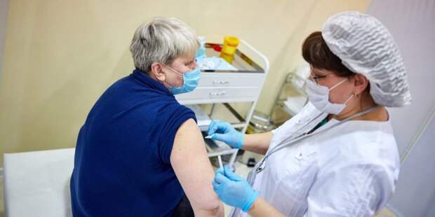 Пожилые москвичи и хроники смогут разблокировать соцкарты после вакцинации. Фото: М. Денисов mos.ru