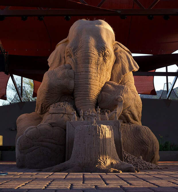 Потрясающая скульптура из песка изображает слона в натуральную величину, играющего с мышью в шахматы мышь, скульптура, слон, шахматы