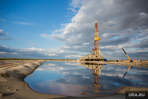 Нефтяная буровая. Ноябрьск, нефть, буровая вышка, отражение, водоем, нефтяная вышка, добыча нефти