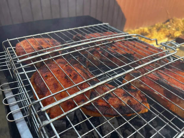 Замочите мясо в уксусе на ночь: тот самый советский шашлык с хрустящим луком