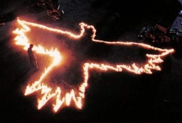 <B>Ворон (1994)</B><BR> В процессе создания фильма киногруппу постоянно преследовали напасти: ураган, повредивший дорогостоящее оборудование, травмы рабочего персонала на рабочей площадке и т.п. Апогеем стала трагедия, произошедшая 31 марта 1993 года: на съемках одной из сцен был убит актер Брэндон Ли. Самые культовые сцены мирового кинематографа