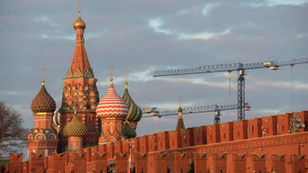 Вид на кремлевскую стену и собор Покрова Пресвятой Богородицы, Москва. Архивное фото