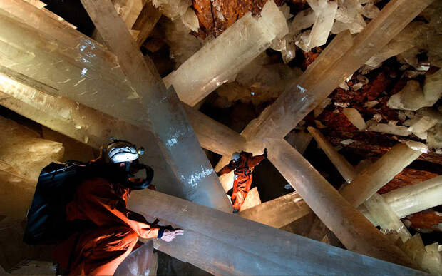 Путешествие в пещеру огромных кристаллов