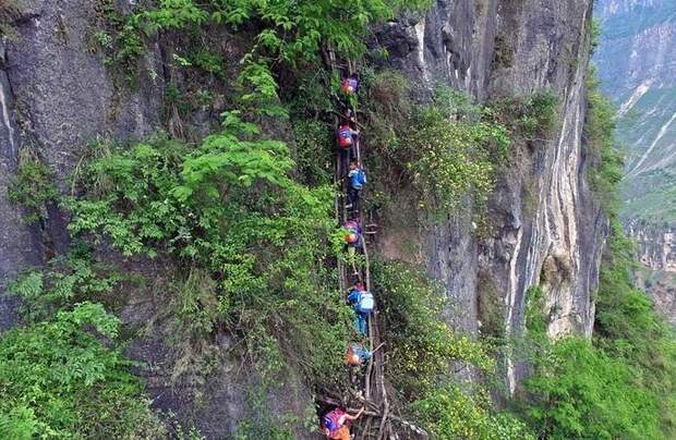 Китайские дети ежедневно карабкаются по отвесной скале, чтобы попасть в школу