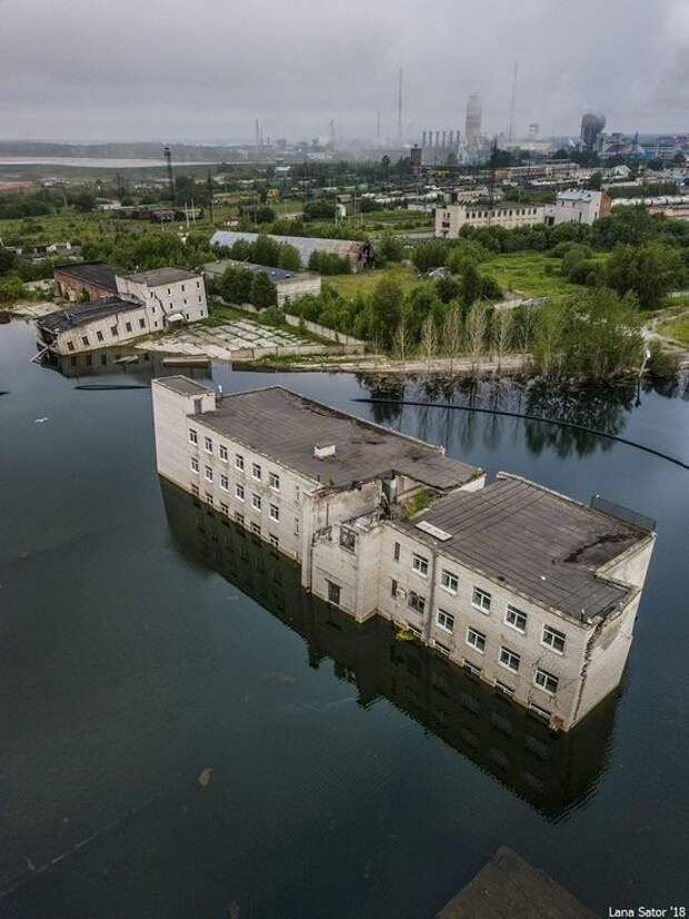 Административно-бытовой корпус в зоне провала. На заднем плане — действующее предприятие Уралкалия. Березнеки, в мире, интересно, пермский край, провал, шахты