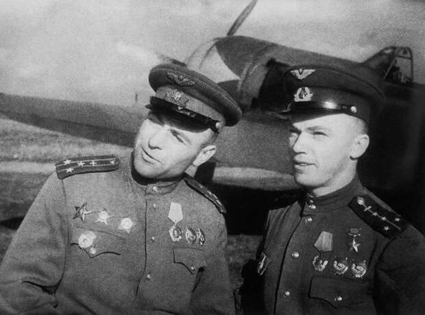 Павел Чупиков и Иван Кожедуб перед боевым вылетом, 1944 год ТАСС