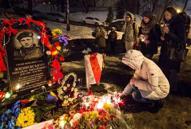 Мемориал на улице Грушевского, на месте гибели Михаила Жизневского, Сергея Нигояна и Романа Сеника
