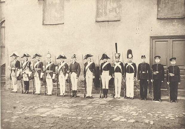 Воспитанники Первого Кадетского корпуса в форме разных лет - с 1732 г. по 1907 г.