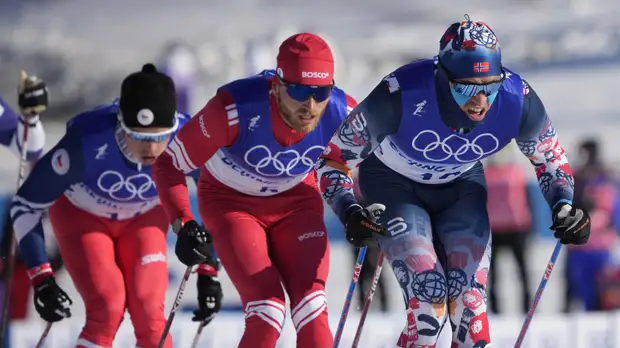 Большунов выигрывает полторы минуты у Клебо после половины гонки в скиатлоне