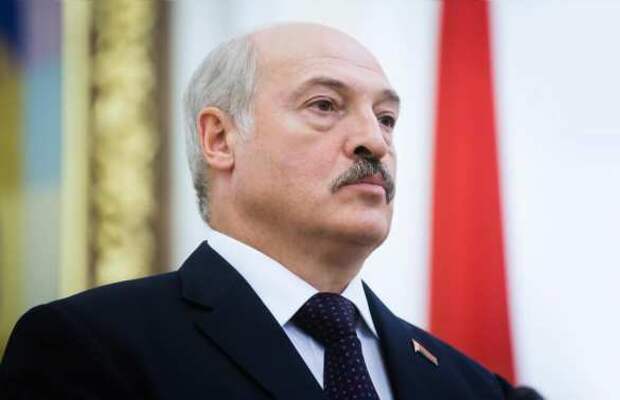 Лукашенко прилетел в свою резиденцию и вышел из вертолёта с автоматом в руках (ВИДЕО) | Русская весна