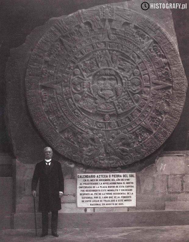 Мексиканский президент Порфирио Диаз стоит рядом с солнечным календарём Ацтеков