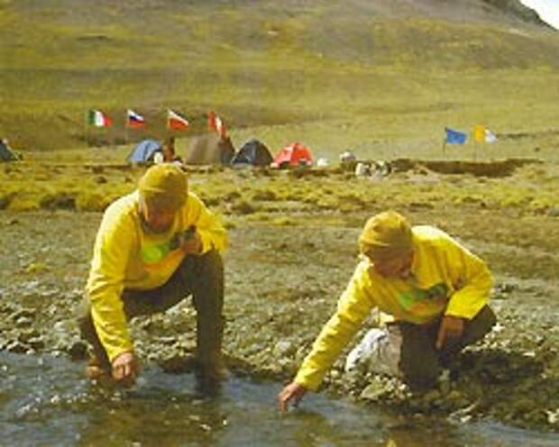 Неподалеку от базового лагеря: Сергей Ушнурцев и Римма Хайрутдинова берут пробы воды из Апачеты.