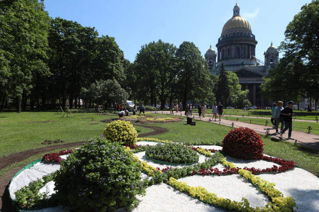 Петербуржцев приглашают на бесплатные экскурсии по Александровскому саду