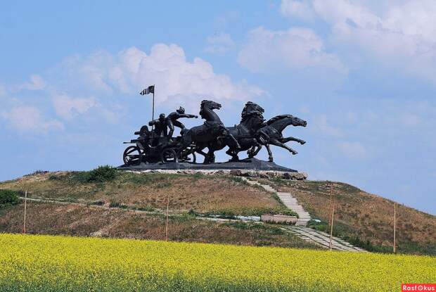 Памятник легендарной тачанке на Каховском плацдарме