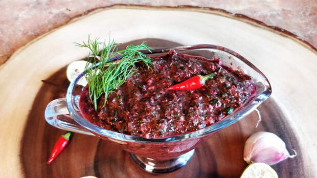 Фото к рецепту: Соус из свекольной ботвы