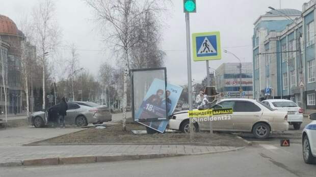 В центре Барнаула автомобиль отбросило на аллею после ДТП