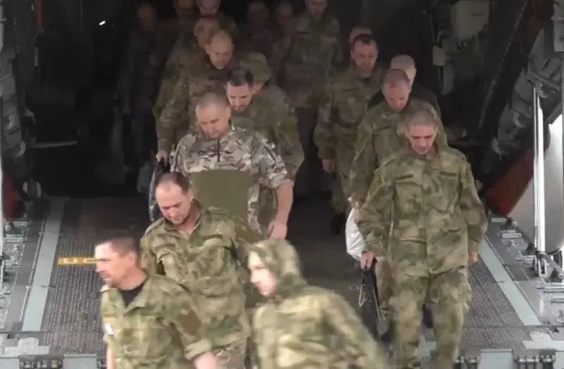 Освобожденные из украинского плена российские военные вернулись в Москву